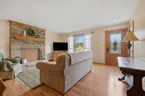2956 Acre Rd, New Castle, PA 16101-9676