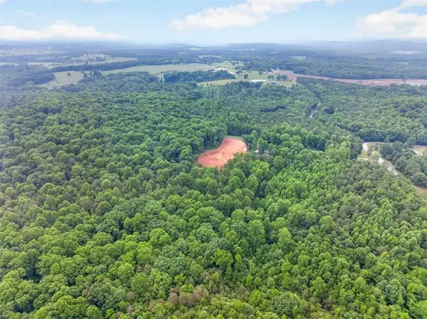 135 Jarrett LN, Gillsville, GA 30543