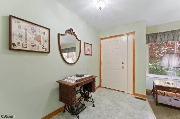 5 Alpine Ct, Hillsborough Twp., NJ 08844