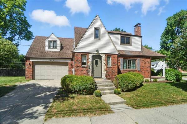 1305 E Schantz Avenue, Oakwood, OH 45419