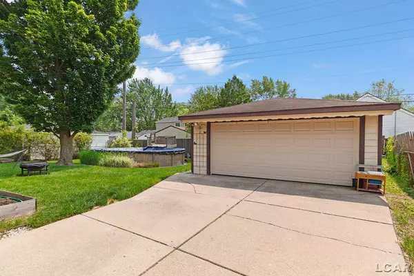 41755 Mckinley Street, Belleville, MI 48111