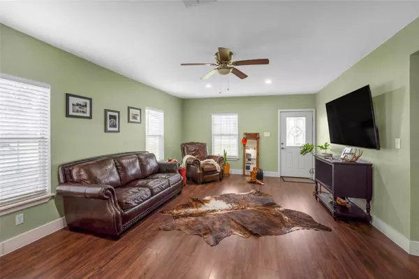 237 San Marcos HWY, Luling, TX 78648