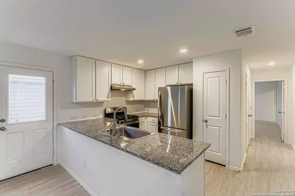 5803 antonio, Seguin, TX 78155