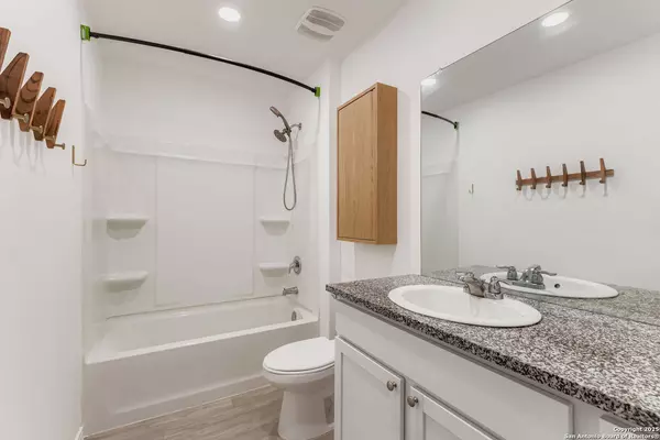 5803 antonio, Seguin, TX 78155