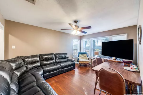 1068 Walnut, Seguin, TX 78155