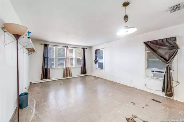 1068 Walnut, Seguin, TX 78155