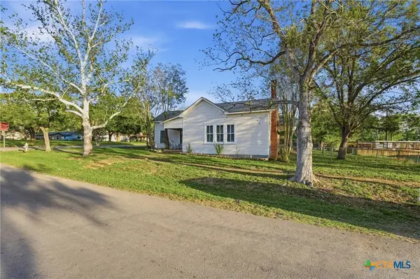 211 E 4th ST, Nixon, TX 78140