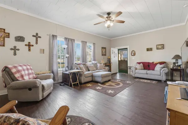 211 E 4th ST, Nixon, TX 78140