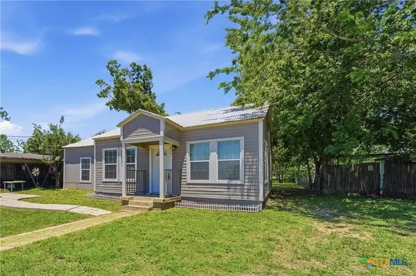 630 E Pine ST, Seguin, TX 78155