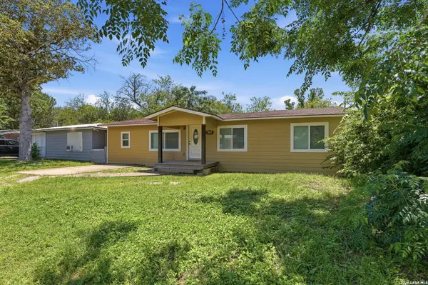 937 Anderson St, Seguin, TX 78155