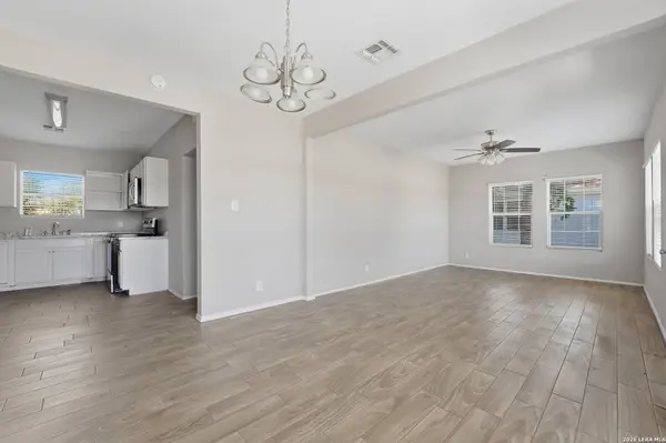 630 E Pine St, Seguin, TX 78155
