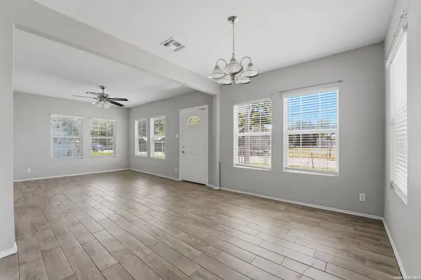 630 E Pine St, Seguin, TX 78155