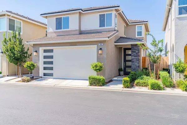 1961 Oak LN, Clovis, CA 93611