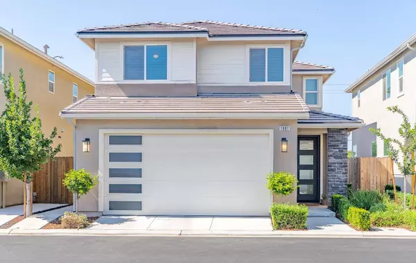 1961 Oak LN, Clovis, CA 93611