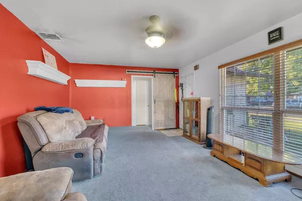 1905 W Buckingham WAY, Fresno, CA 93705