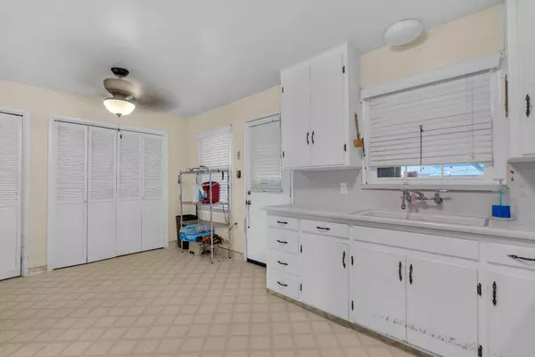 1905 W Buckingham WAY, Fresno, CA 93705