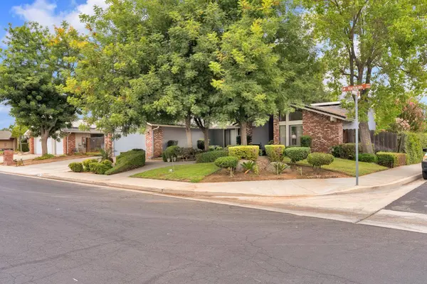 1995 Vartikian AVE, Clovis, CA 93611