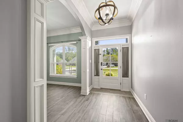 30105 Oak Shadow Dr, Walker, LA 70785