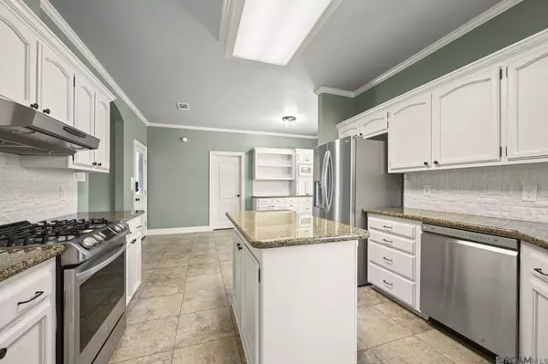 30105 Oak Shadow Dr, Walker, LA 70785