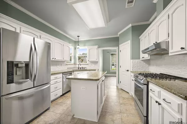 30105 Oak Shadow Dr, Walker, LA 70785