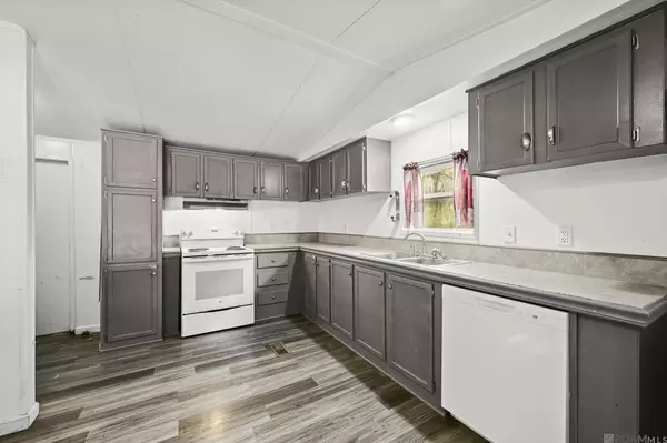 18875 King George Bay Rd, Livingston, LA 70754