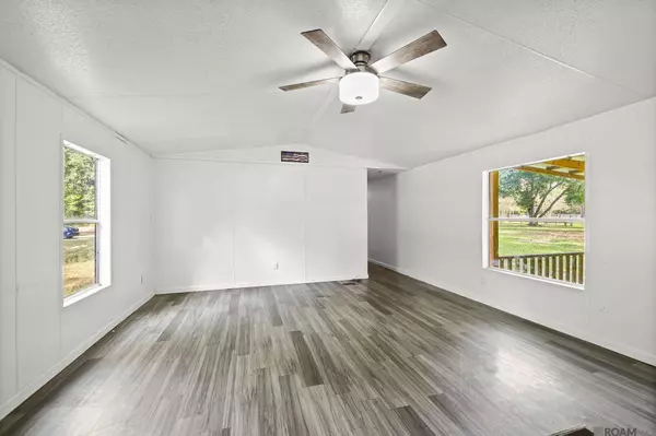 18875 King George Bay Rd, Livingston, LA 70754