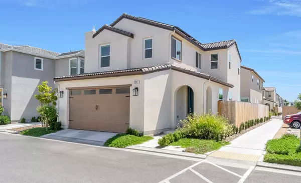 2047 N Ralph LN, Clovis, CA 93619