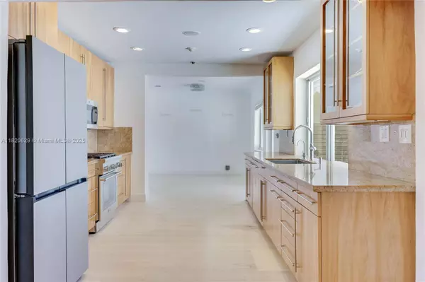 2085 Ixora Rd, North Miami, FL 33181