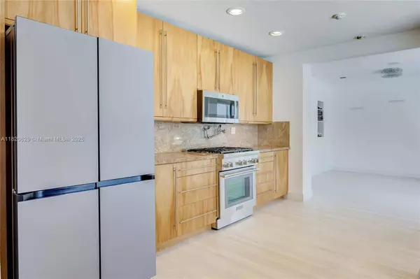 2085 Ixora Rd, North Miami, FL 33181