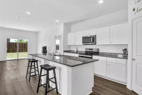 12 Glen Crossings Road, Edgecliff Village, TX 76134