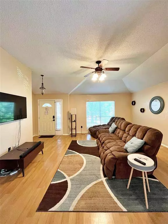 818 Bracken Place, Arlington, TX 76017