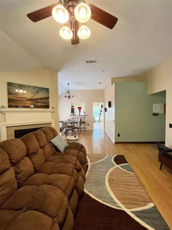 818 Bracken Place, Arlington, TX 76017