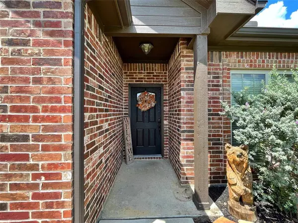 807 Brandt Street, Grandview, TX 76050