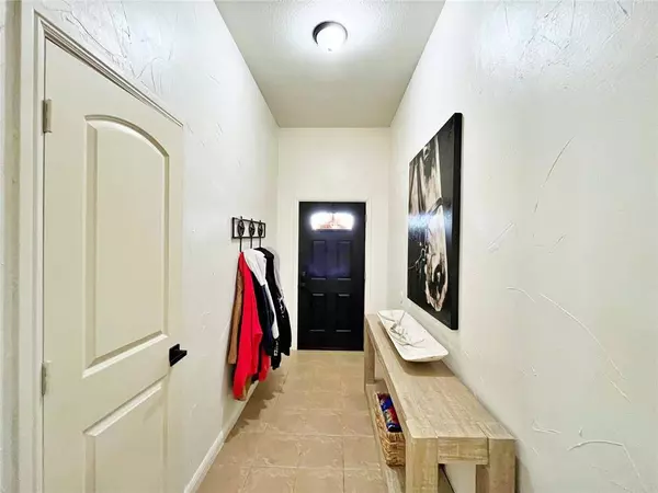 807 Brandt Street, Grandview, TX 76050