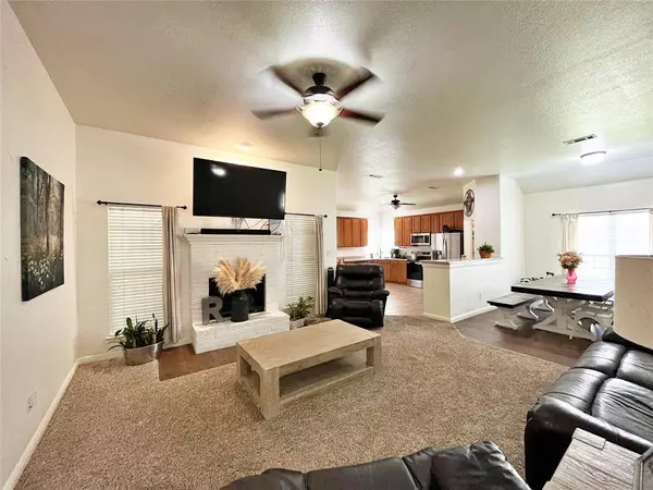 807 Brandt Street, Grandview, TX 76050