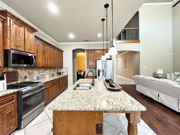 2204 Bent Creek Court, Mansfield, TX 76063