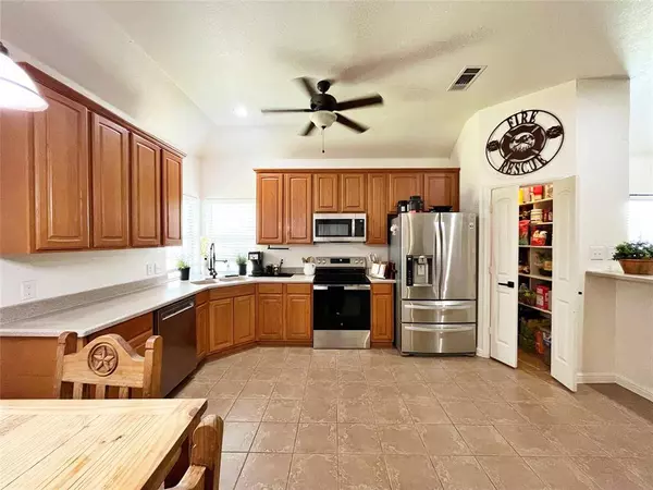 807 Brandt Street, Grandview, TX 76050