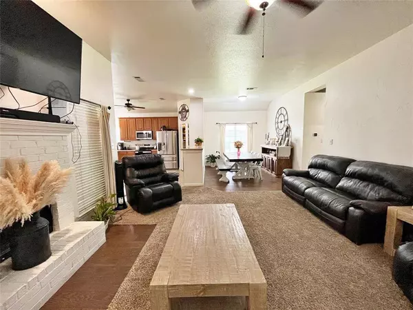 807 Brandt Street, Grandview, TX 76050