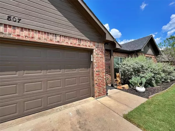 807 Brandt Street, Grandview, TX 76050