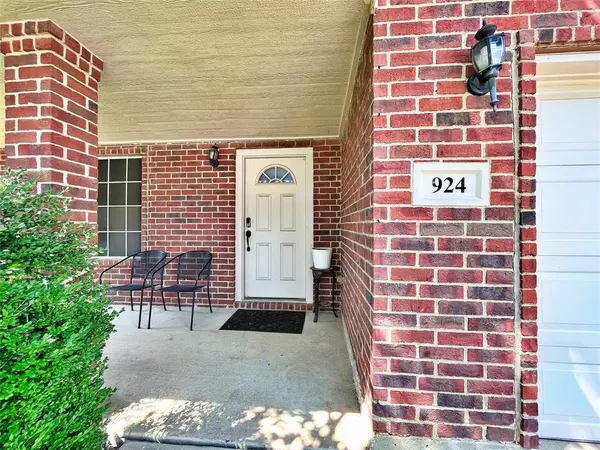 924 Rock Dove Circle, Saginaw, TX 76131