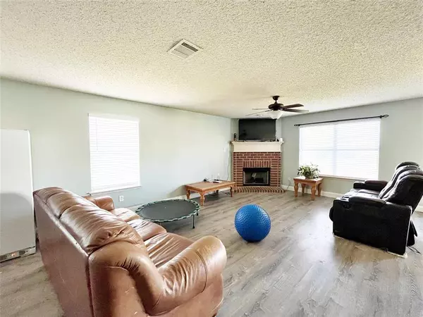 924 Rock Dove Circle, Saginaw, TX 76131