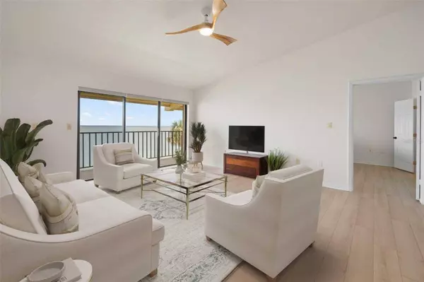 7520 SUNSHINE SKYWAY LN S #210, St Petersburg, FL 33711