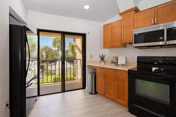 7520 SUNSHINE SKYWAY LN S #210, St Petersburg, FL 33711