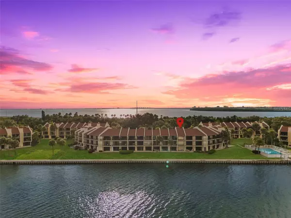 7520 SUNSHINE SKYWAY LN S #210, St Petersburg, FL 33711