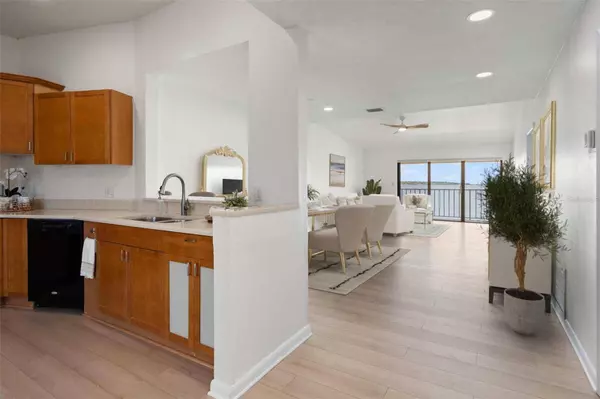 7520 SUNSHINE SKYWAY LN S #210, St Petersburg, FL 33711