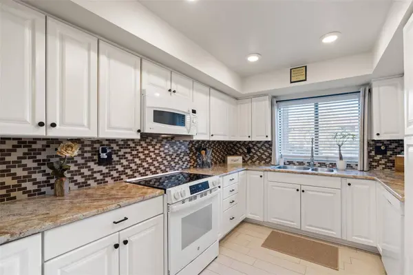 860 S VILLAGE DR N #105, St Petersburg, FL 33716