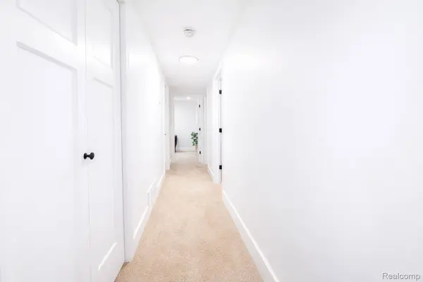 359 Edgewood PL, Ferndale, MI 48220