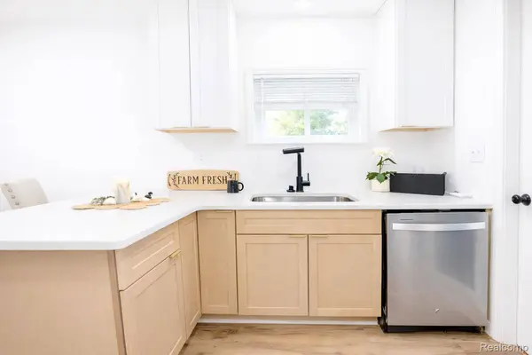 359 Edgewood PL, Ferndale, MI 48220