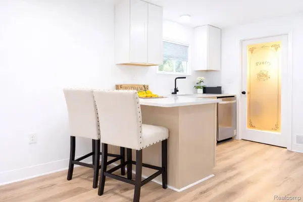 359 Edgewood PL, Ferndale, MI 48220