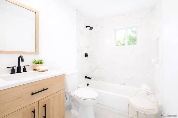 359 Edgewood PL, Ferndale, MI 48220